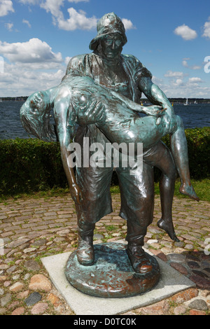 Germania, Heikendorf, Baltico bagno, Kiel Förde, Mar Baltico, Schleswig-Holstein, Möltenort, scultura in bronzo, salvatation, arte, sci Foto Stock