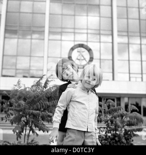 Berlino, RDT, i bambini presso il Palazzo della Repubblica, emblema della RDT Foto Stock