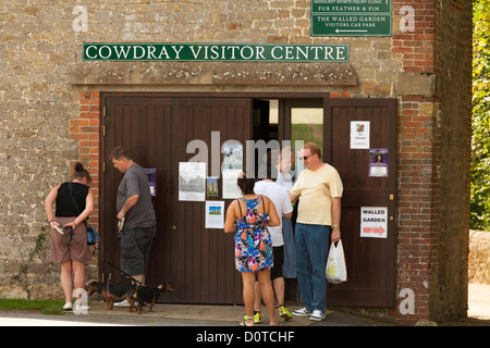 I visitatori al di fuori del Cowdray Centro Visitatori del Parco di Midhurst Foto Stock