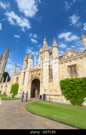 King's College gatehouse visitati dalla Corte anteriore, Cambridge, Inghilterra Foto Stock