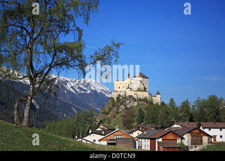 Viaggi, geografia, Europa, Svizzera, Grigioni, Grigioni, Engadina Bassa Engadina, Tarasp, Villaggio, Alpi, montagna, Castello, C Foto Stock
