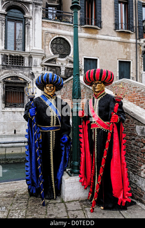 I partecipanti in costume presso il Campo Santa Maria Formosa, Carnevale Venezia 2012 Foto Stock