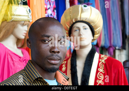 L'uomo africano in grand bazaar Istanbul Turchia Foto Stock