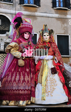 Mascherare i partecipanti al Campo Santa Maria Formosa durante il Carnevale di Venezia, Italia Foto Stock