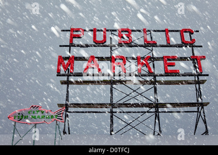 Segno sopra il Pike Place Market di Seattle su un giorno nevoso, nello Stato di Washington, USA Foto Stock