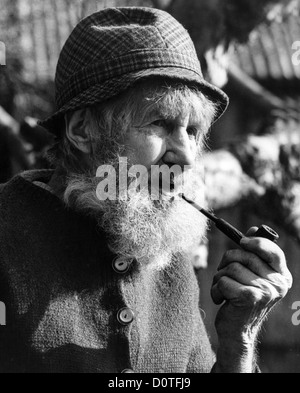 Un vecchio di nome Joe Morris fuma tubo a Linley Brook vicino a Broseley Shropshire 1973. Britannia anni '1970 fumatore barba carattere rurale. Foto di DAVID BAGNALL Foto Stock