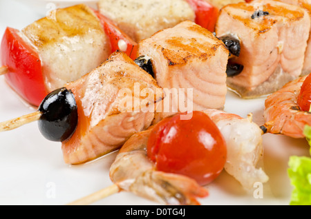 Salmone alla griglia e gamberi Foto Stock