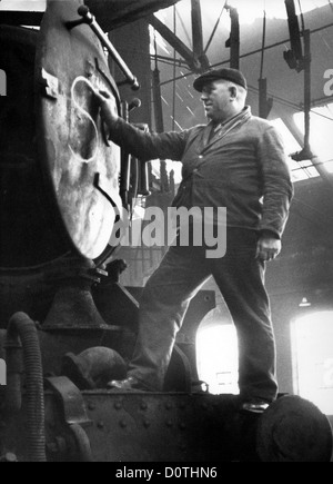Il lavoratore ferroviario scrive S per Scrap su una locomotiva a vapore a Oxley Sheds Wolverhampton 1967 Gran Bretagna 1960 IMMAGINE DI DAVID BAGNALL Foto Stock