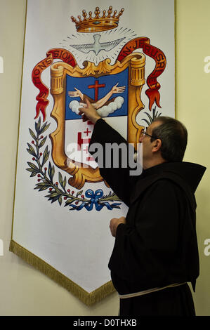 Gerusalemme, Israele. Il 30 novembre 2012. Il Custode di Terra Santa, padre Pierbattista Pizzaballa, spiega il simbolismo dei bracci incrociati di Gesù e di San Francesco, entrambi muniti dell'impronta della Crocifissione di chiodi. San Francesco' braccio porta le stimmate ricevute su Mt. Alverna. Gerusalemme, Israele. 30-Nov-2012. Dei 20.000 monaci francescani in tutto il mondo circa 300 risiedono in Israele come pure alcuni 1.000 monache. San Francesco Francesco di Assisi è arrivata in Terra Santa nel 1219 e sono state custodi dei luoghi santi fin. Foto Stock