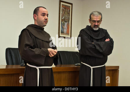 Gerusalemme, Israele. Il 30 novembre 2012. Il Custode di Terra Santa, padre Pierbattista Pizzaballa (R), ascolta come fratello Alberto (L), un laureato e musicista, spiega le circostanze in base alle quali ha deciso di diventare un monaco francescano e servire in Terra Santa. Gerusalemme, Israele. 30-Nov-2012. Dei 20.000 monaci francescani in tutto il mondo circa 300 risiedono in Israele come pure alcuni 1.000 monache. San Francesco Francesco di Assisi è arrivata in Terra Santa nel 1219 e sono state custodi dei luoghi santi fin. Foto Stock