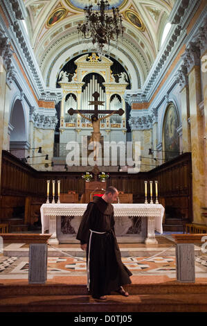 Gerusalemme, Israele. Il 30 novembre 2012. Un monaco francescano si distingue per l'altare di stile spagnolo, del XVI secolo, la chiesa di San Salvatore monastero. Gerusalemme, Israele. 30-Nov-2012. Dei 20.000 monaci francescani in tutto il mondo circa 300 risiedono in Israele come pure alcuni 1.000 monache. San Francesco Francesco di Assisi è arrivata in Terra Santa nel 1219 e sono state custodi dei luoghi santi fin. Foto Stock