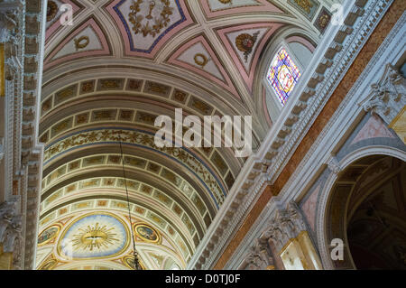 Gerusalemme, Israele. Il 30 novembre 2012. Soffitto e finestre di stile spagnolo, del XVI secolo, la chiesa di San Salvatore monastero. Gerusalemme, Israele. 30-Nov-2012. Dei 20.000 monaci francescani in tutto il mondo circa 300 risiedono in Israele come pure alcuni 1.000 monache. San Francesco Francesco di Assisi è arrivata in Terra Santa nel 1219 e sono state custodi dei luoghi santi fin. Foto Stock