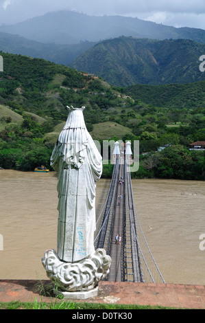 Vecchio ponte pedonale, il ponte sul fiume ponte di sospensione, Rio Cauca, Antigua Puente de Occidente, Santa Fe de Antioquia, Colombia, Sou Foto Stock