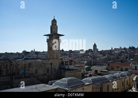 Gerusalemme, Israele. Il 30 novembre 2012. Una vista di Gerusalemme la città vecchia dal tetto della Flagellazione francescano convento in corrispondenza della seconda stazione della Via Dolorosa. Gerusalemme, Israele. 30-Nov-2012. Dei 20.000 monaci francescani in tutto il mondo circa 300 risiedono in Israele come pure alcuni 1.000 monache. San Francesco Francesco di Assisi è arrivata in Terra Santa nel 1219 e sono state custodi dei luoghi santi fin. Foto Stock