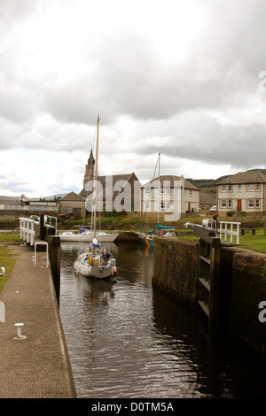 Piacere yacht passando attraverso una serratura a Crinan, vicino a Lochgilphead in Scozia Foto Stock