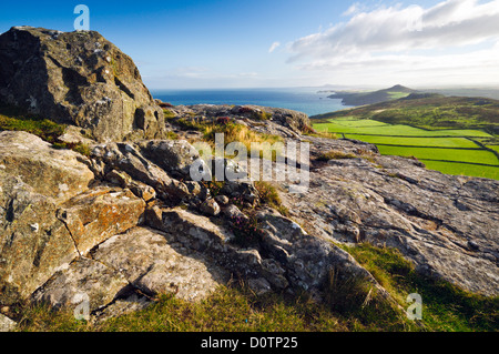 Pembrokeshire costa visto dal punto più alto sulla St Davids testa di Carn Llidi su una bella mattina di sole. Foto Stock