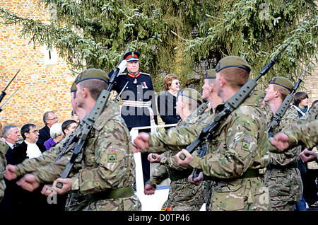 Cardiff, Galles, UK. Il 30 novembre 2012. 1° Battaglione Welsh guardie hanno reso omaggio a quattro soldati che morirono mentre in tour con loro in Afghanistan, come soldati del battaglione marzo attraverso le strade di Cardiff. Più di trecento soldati del primo battaglione Welsh guardie hanno marciato attraverso Cardiff questo pomeriggio dopo sei mesi di tour dell'Afghanistan. La giornata è iniziata con un servizio della rimembranza per i quattro membri del battaglione che morì durante l'operazione. Il numero totale del personale di Gallese uccisi è salito a 32. Credito: Andrew chittock / Alamy Live News Foto Stock