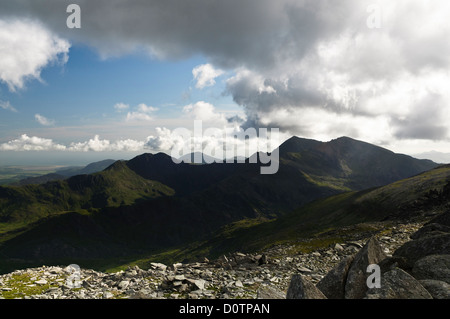 Le cime del monte Snowdon gamma delle montagne del nord del Galles visto dalla Glyder Fach/Fawr ridge. Foto Stock