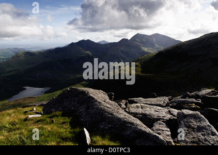 Le cime del Monte Snowdon gamma delle montagne del nord del Galles come si vede dal Glyder Fach/Fawr ridge. Foto Stock