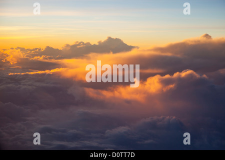 Le nuvole colorate al tramonto visto da un aeroplano a 10,000 metri Foto Stock