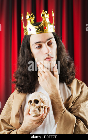 Funny re contro sipario rosso Foto Stock