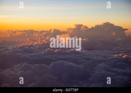 Le nuvole colorate al tramonto visto da un aeroplano a 10,000 metri Foto Stock