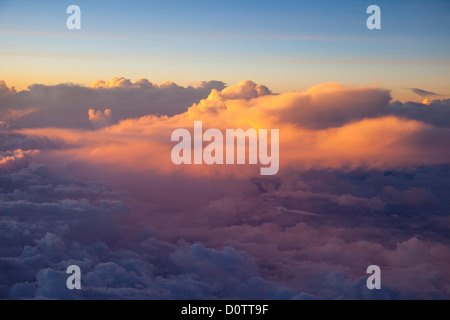 Le nuvole colorate al tramonto visto da un aeroplano a 10,000 metri Foto Stock