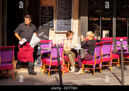 Outdoor Cafe scene in Les Marais, Parigi Francia Foto Stock