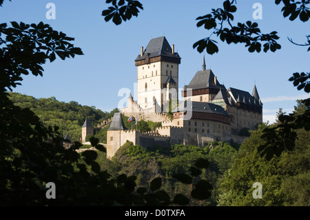 Elk188-2140 Repubblica Ceca, Karlstejn, Castello di Karlstejn, 14th-19th c, dal di sotto Foto Stock