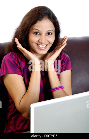 Eccitato giovane donna sorridente con notebook Foto Stock