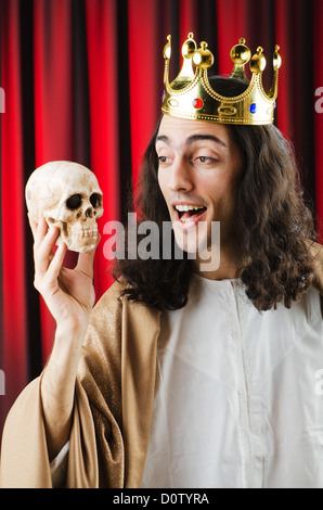 Funny re contro sipario rosso Foto Stock