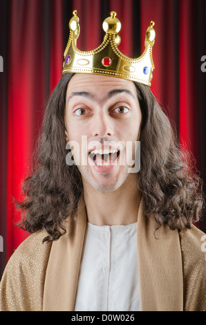 Funny re contro sipario rosso Foto Stock