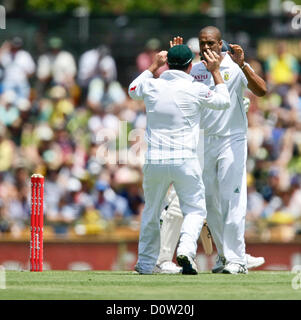 01.12.2012 Perth, Australia. Vernon Philander (r) celebra il paletto di Ricky Ponting con il suo capitano Graeme Smith durante il giorno 2 del terzo Test match tra Australia e Sud Africa da al WACA Massa. Foto Stock