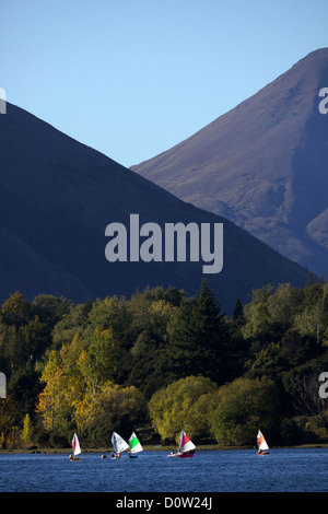 Di sera presto la vela sul lago Wanaka. Wanaka è un anno meta turistica insieme contro la incontaminata cornice alpina del Monte aspiranti National Park in Central Otago. Isola del Sud, Nuova Zelanda. Foto Stock