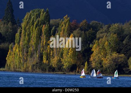 Di sera presto la vela sul lago Wanaka. Wanaka è un anno meta turistica insieme contro la incontaminata cornice alpina del Monte aspiranti National Park in Central Otago. Isola del Sud, Nuova Zelanda. Foto Stock