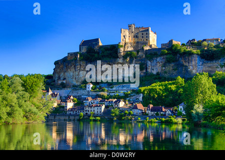 Francia, Europa, viaggi, Dordogne, Beynac, architettura, castello, paesaggio, medievale, mattina, sul fiume skyline, ripide rocce, towe Foto Stock