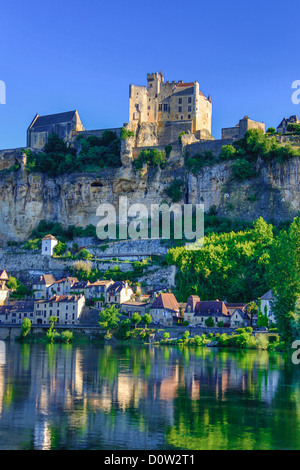 Francia, Europa, viaggi, Dordogne, Beynac, architettura, castello, paesaggio, medievale, mattina, sul fiume skyline, ripide rocce, towe Foto Stock