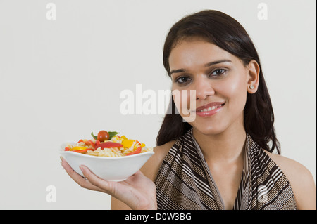 Donna che mantiene una ciotola di pasta Foto Stock