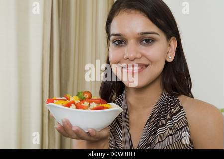 Donna che mantiene una ciotola di pasta Foto Stock