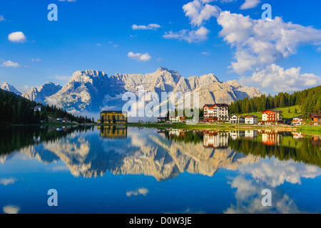 L'Italia, Europa, viaggi, Dolomite, Alpi Missurina, Lago, pedalo, nuvole colorate, montagne, riflessione, Sud Tirolo Tirolo, Foto Stock