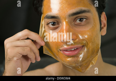 Ritratto di un uomo la pelatura di maschera per il viso dalla faccia Foto Stock