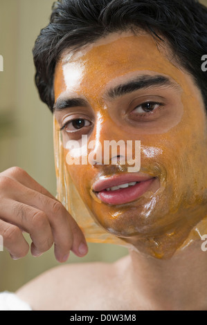 Ritratto di un uomo la pelatura di maschera per il viso dalla faccia Foto Stock