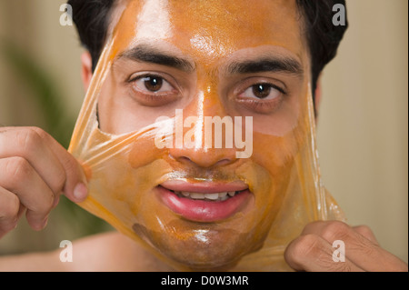 Ritratto di un uomo la pelatura di maschera per il viso dalla faccia Foto Stock