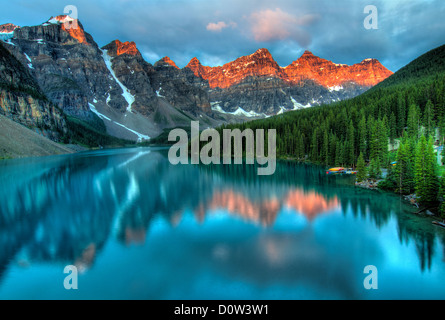 Preso in corrispondenza del picco di colore durante l'alba al Lago Moraine nel Parco Nazionale di Banff. Foto Stock