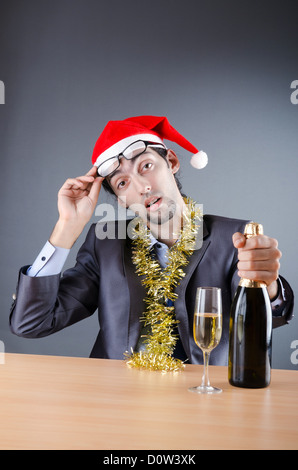 Drunken imprenditore ufficio dopo la festa di natale Foto Stock