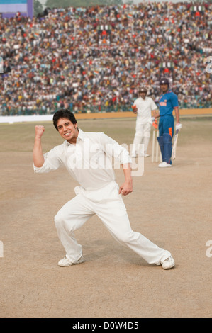 Cricket bowler celebra il suo successo Foto Stock