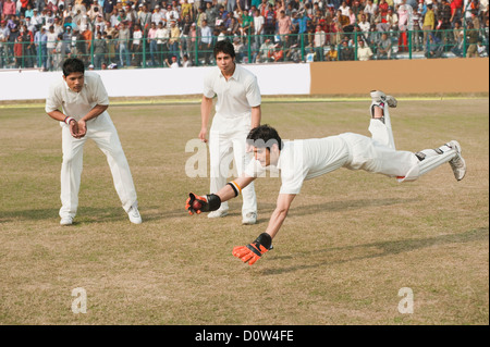 Cricket wicket keeper e fielders tenta per la cattura Foto Stock