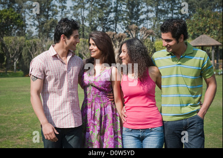 Gli amici di godere in un giardino Foto Stock
