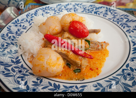 La piastra con il piccante, rosso panaeng curry con il riso in un ristorante in Thailandia Foto Stock