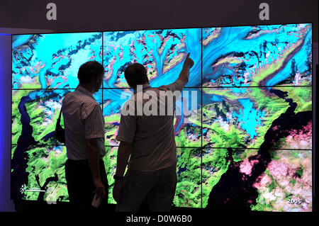 Doha in Qatar. Il 30 novembre 2012. Spazio europeo Gli scienziati della NASA di visualizzazione delle visualizzazioni di dati presso il centro noi durante la XVIII Sessione della Conferenza delle Parti della convenzione quadro delle Nazioni Unite sul Cambiamento Climatico 30 Novembre 2012 a Doha, in Qatar. Quasi 200 paesi stanno cercando di forgiare un piano comune per la lotta contro il riscaldamento globale, che il clima di attivisti dicono è la più grande sfida moderno per l'umanità. Foto Stock